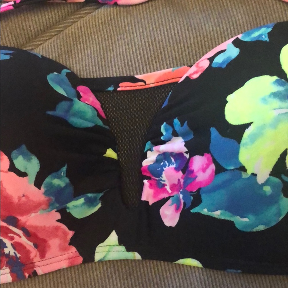 Two piece bikini ๐ - Picture 3 of 3